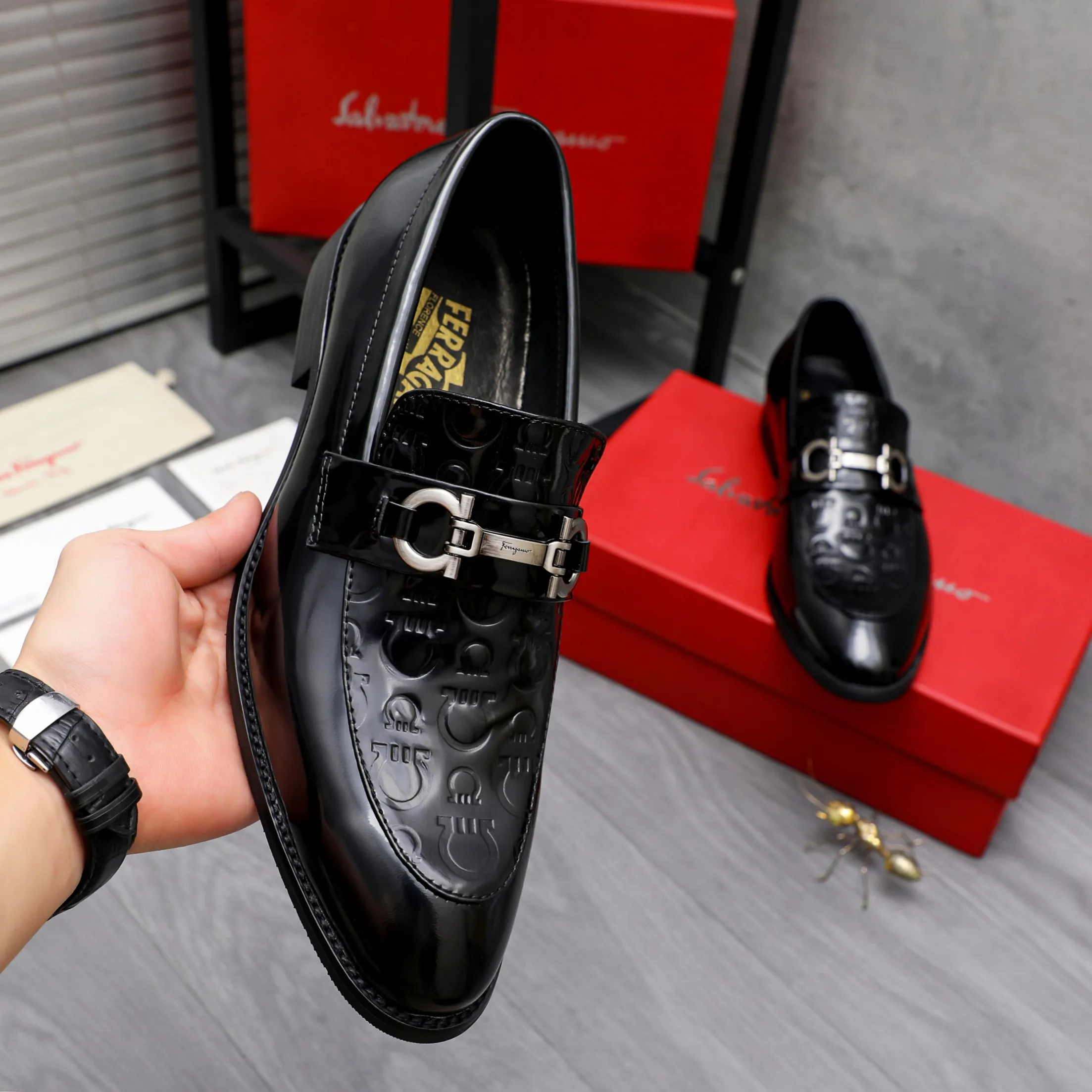 Men's shoes 💰480 Product trademark: Ferragamo " Ferragamo ] Business slip-on leather shoes Regular size: 39-44 Product materials: Selected high-quality lacquered embossed cowhide upper, cowhide lining, original outsole